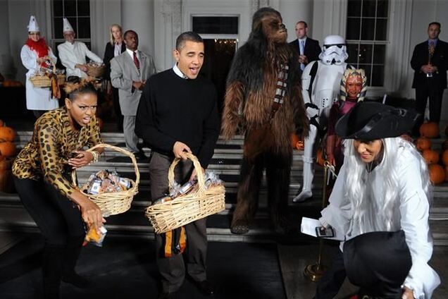 Обама провів Хеллоуїн з Чубак