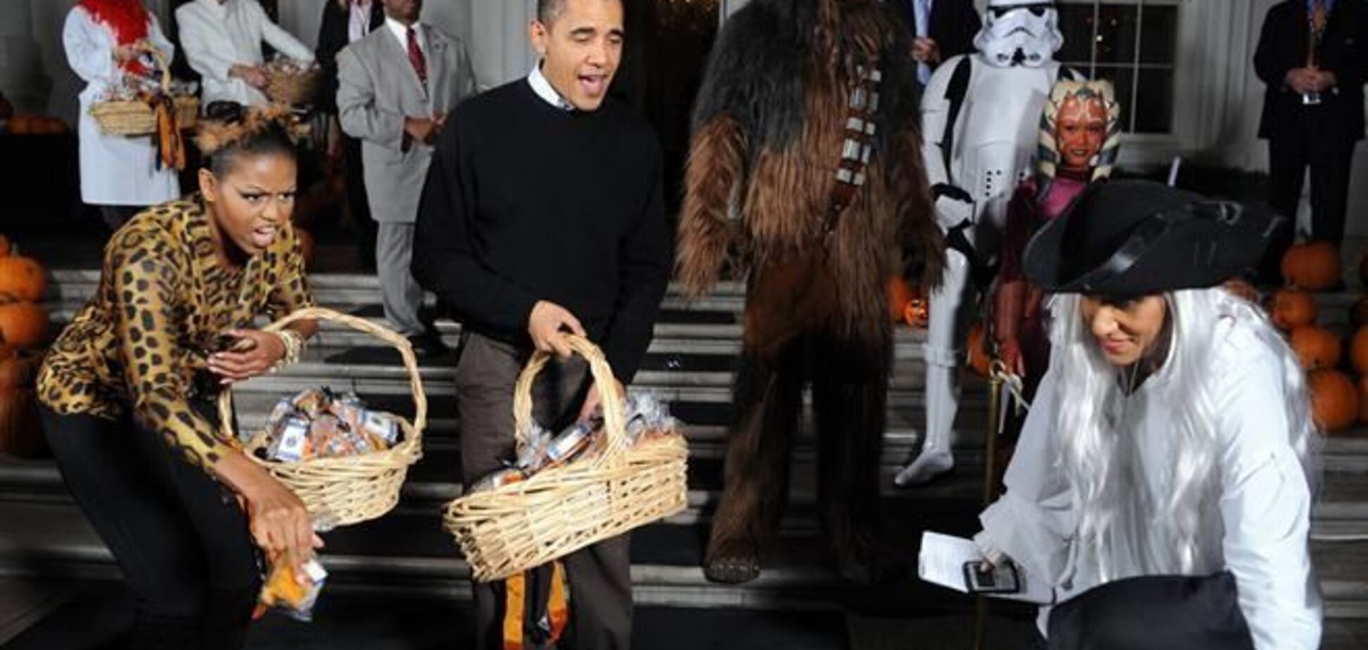 Обама провел Хэллоуин с Чубакой