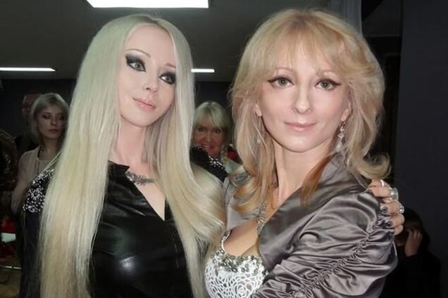 Одеська Барбі ліпить ляльку з власної матері