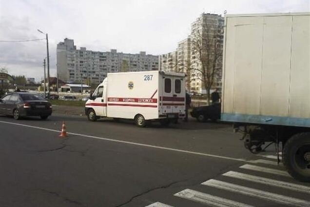 В Киеве грузовик сбил на зебре женщину