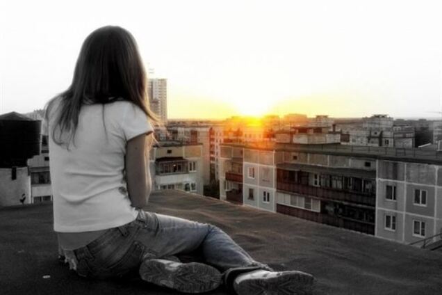 У Миколаєві 14-річна школярка зістрибнула з даху багатоповерхівки