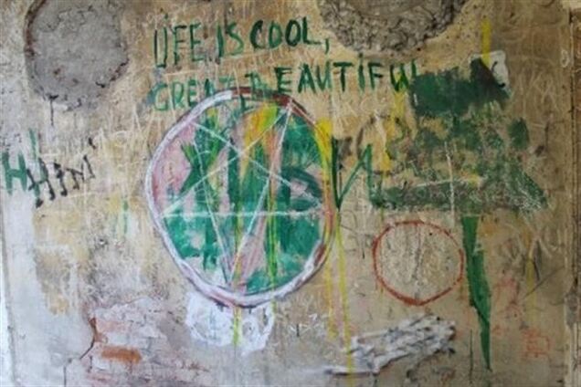 Старинный фамильный склеп графов в Ужгороде обрисовали свастикой