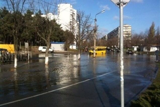 ЧП в Киеве: из-за прорыва трубы заливает Лесной массив