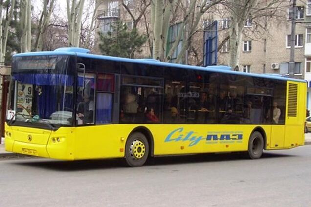 В Донецке неизвестные обстреляли автобус с пассажирами