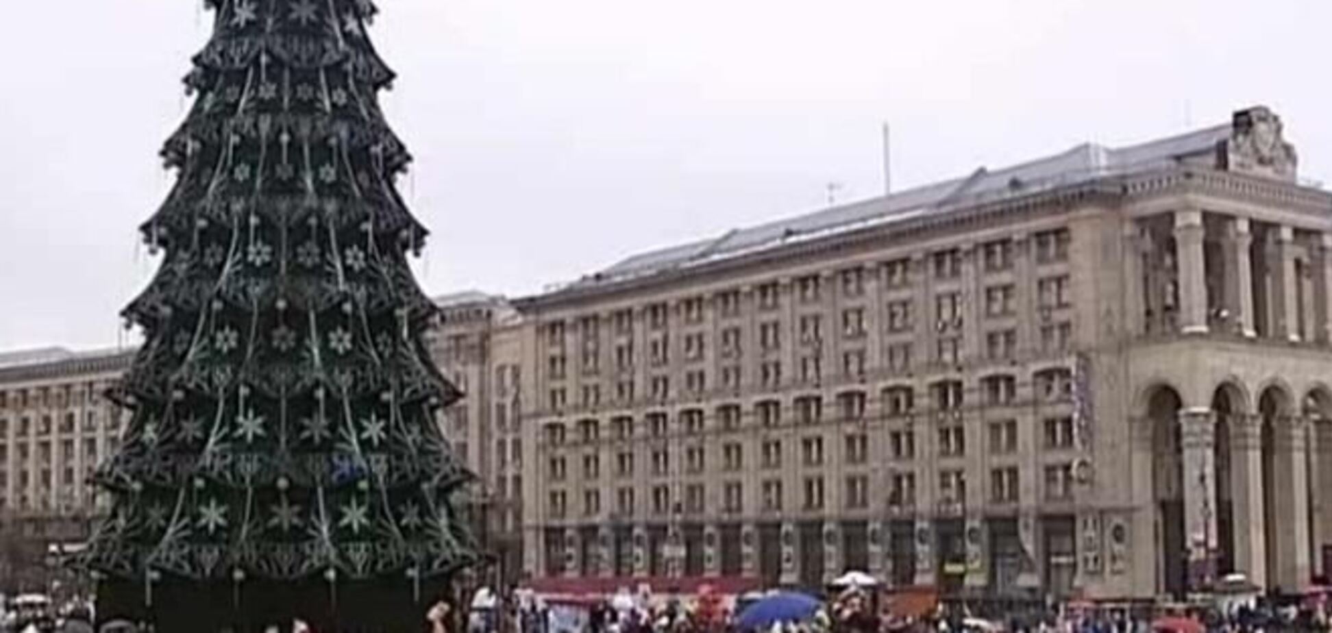 На Майдане Незалежности начали устанавливать елку 