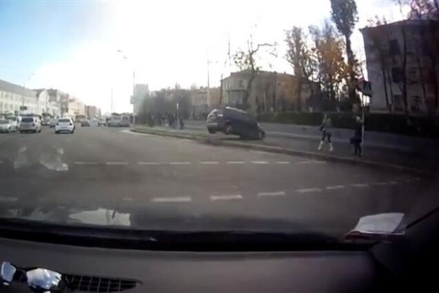 В Киеве неуправляемое авто выскочило на тротуар с пешеходами