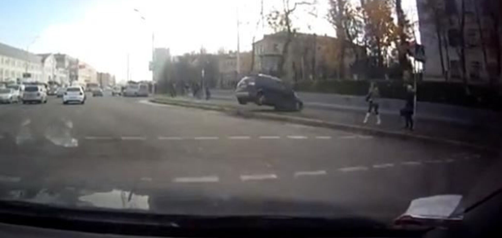 В Киеве неуправляемое авто выскочило на тротуар с пешеходами