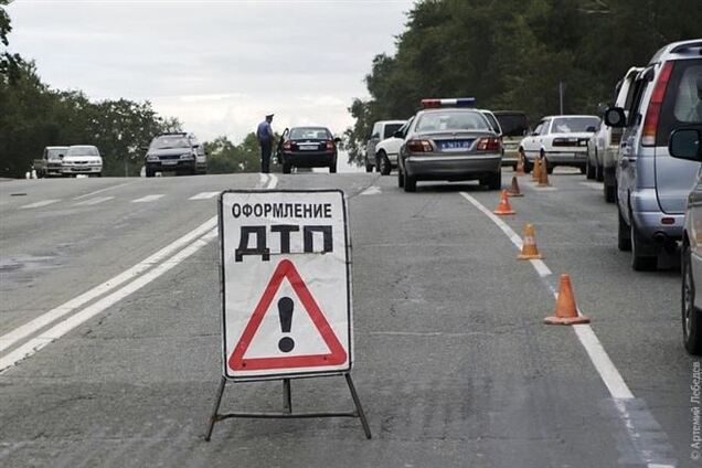 В Крыму россияне на авто въехали в телеграфный столб