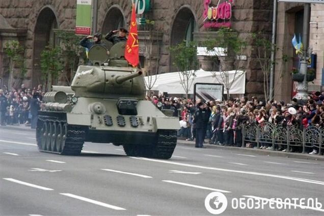 Праздник в Киеве: по Крещатику ездил танк и маршировали барабанщицы