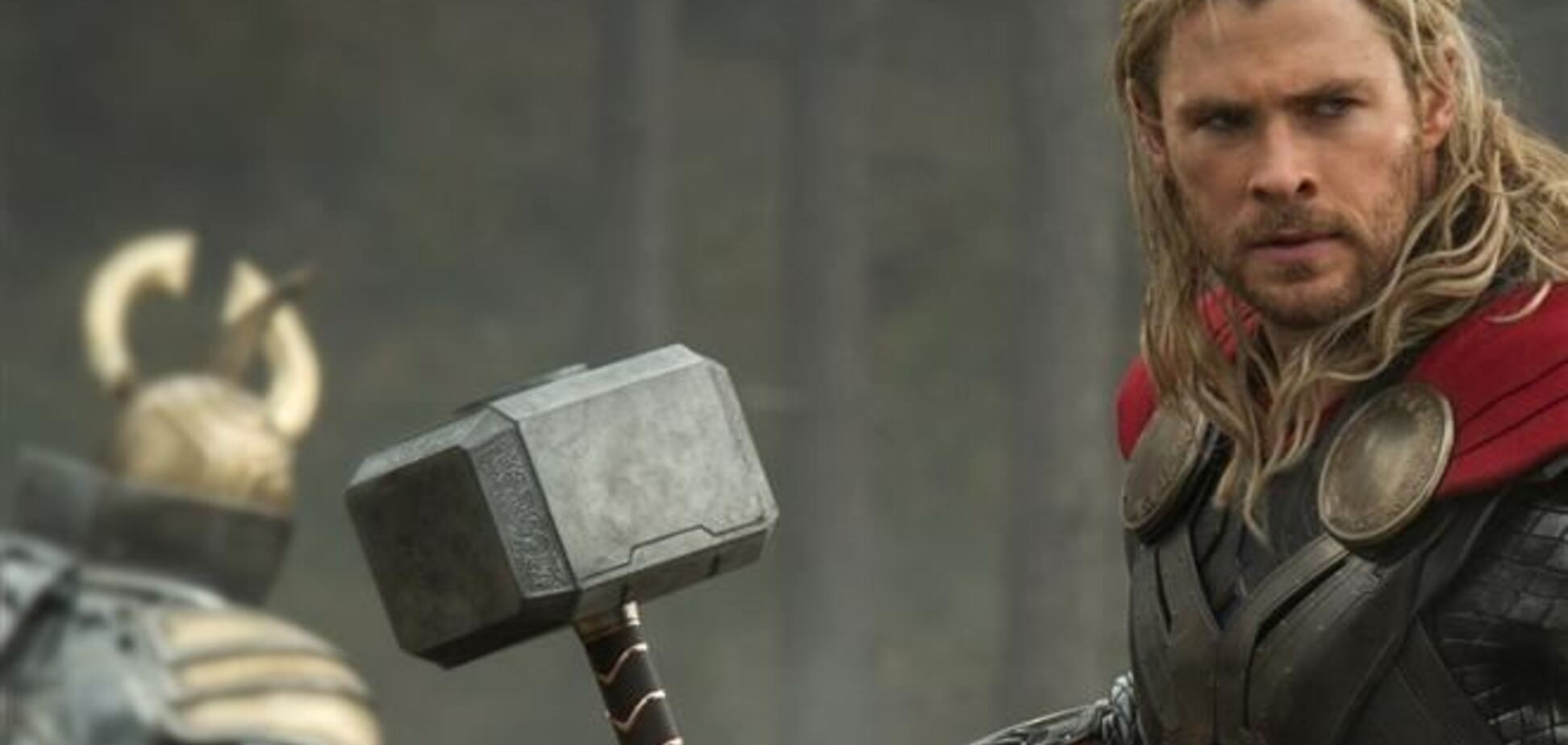 Молот на вешалке, чай на столе