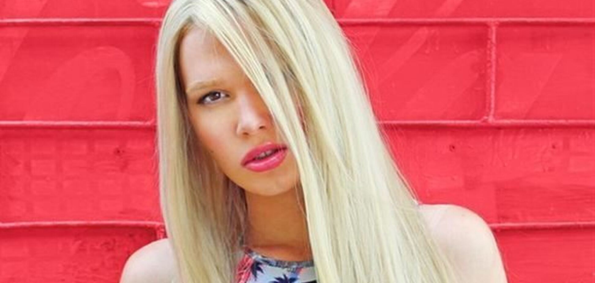 Борис Апрель начал носить бюстгальтер