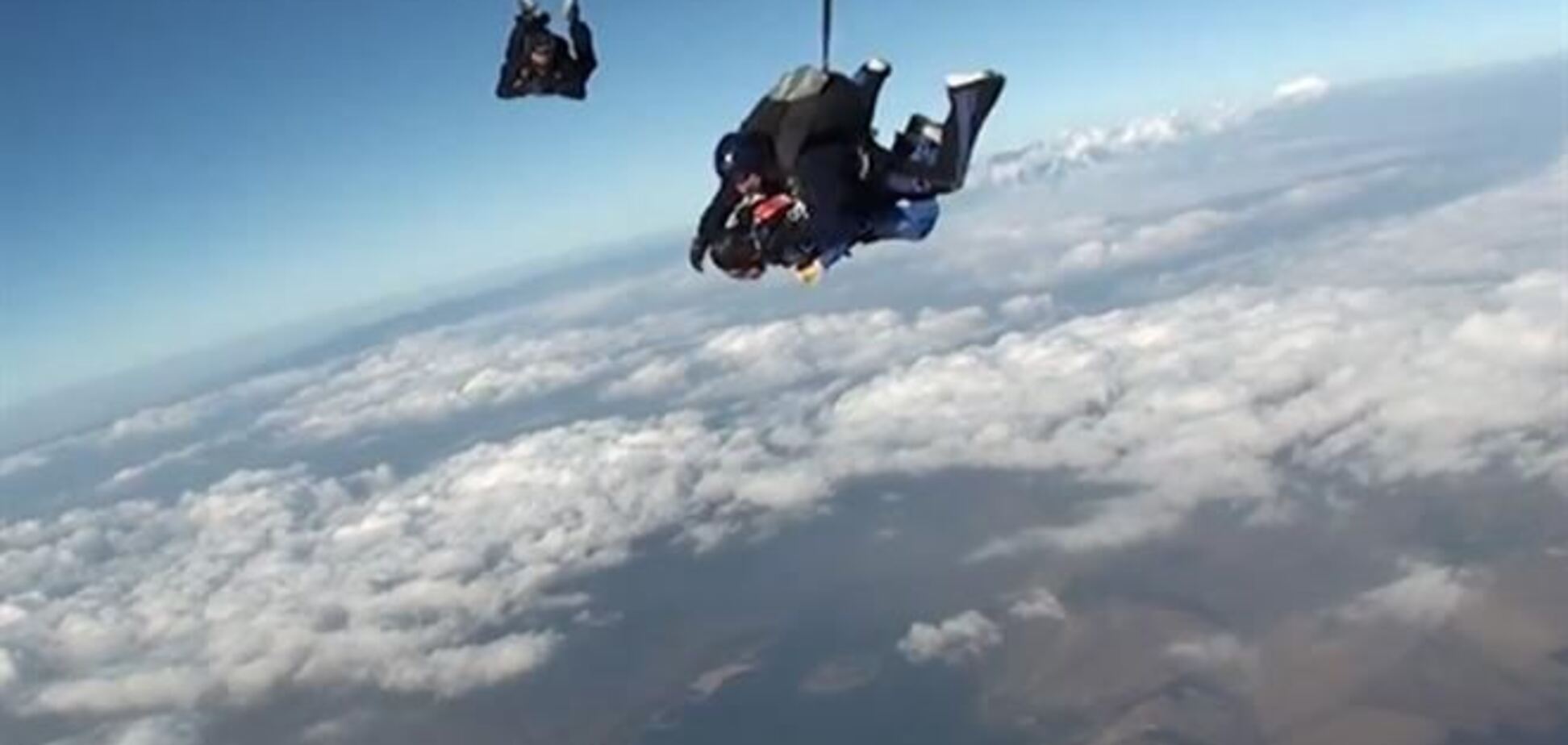 Американец отметил 100-летие прыжком с парашютом