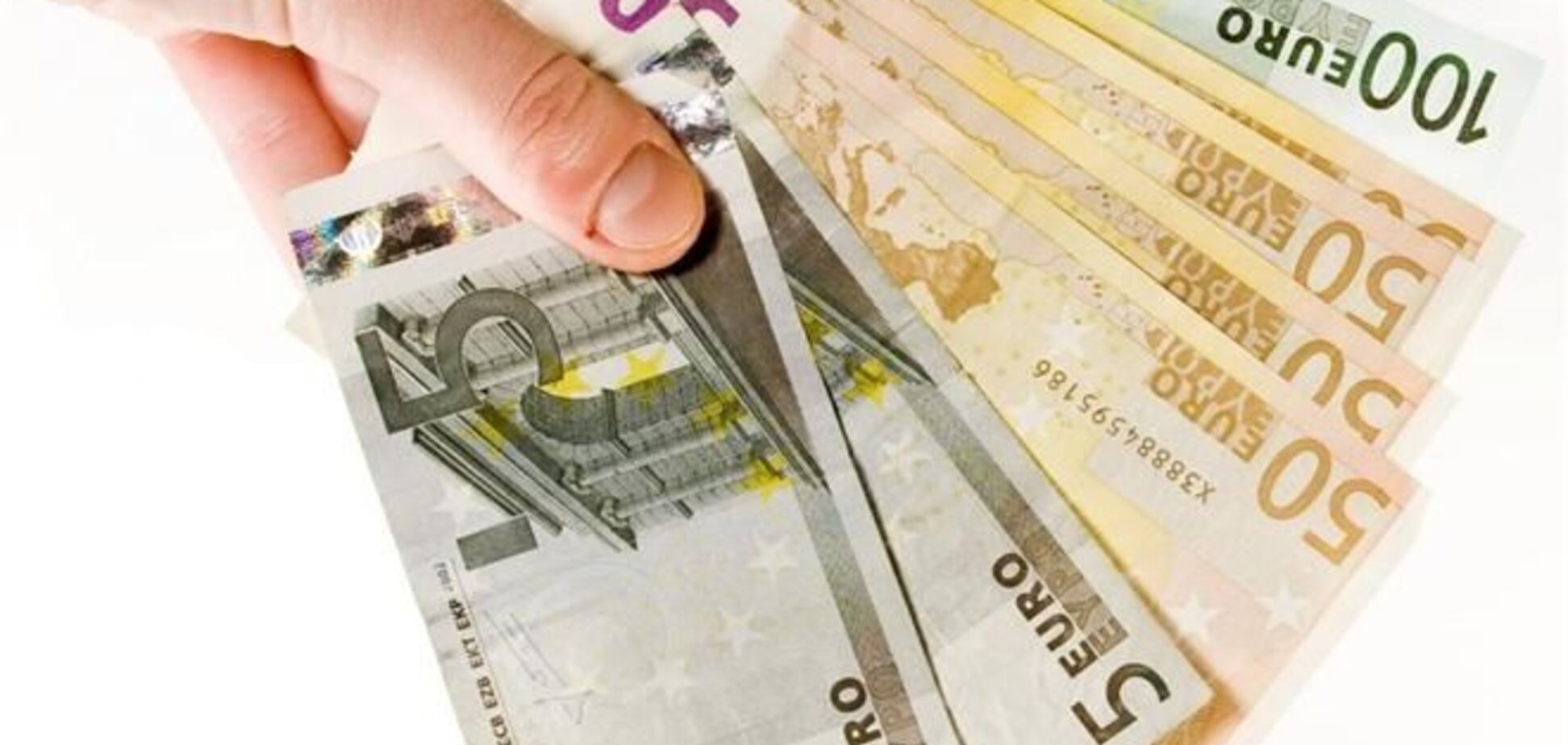 Евро резко упал на закрытии межбанка
