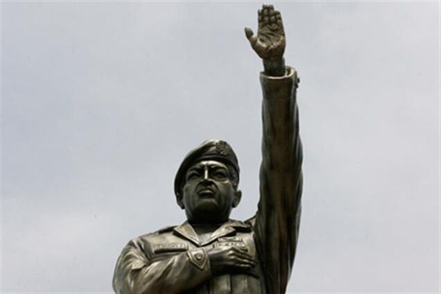 Трехметровый памятник Чавесу открыли в Боливии