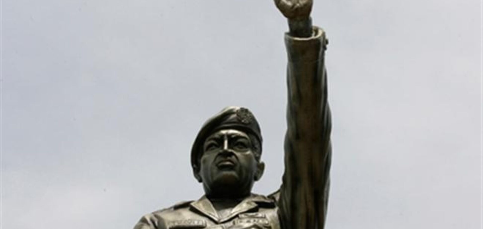 Трехметровый памятник Чавесу открыли в Боливии