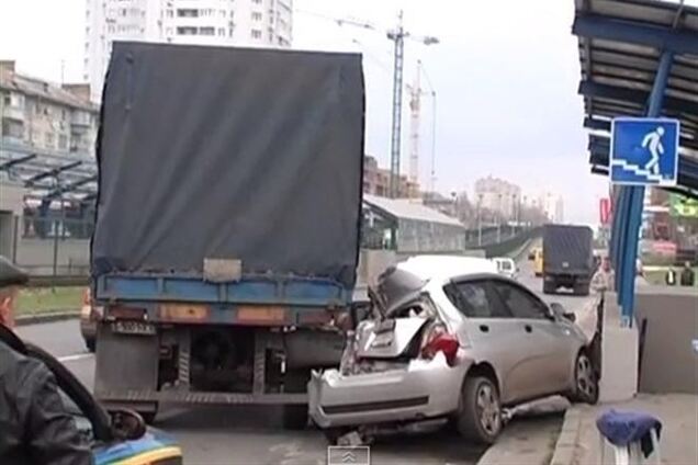 В Киеве у 'КамАЗа' оторвался прицеп: разбиты иномарки