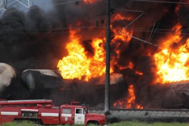 В США поезд с нефтью сошел с рельсов и вспыхнул