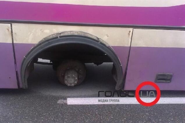 Под Киевом автобус с пассажирами потерял колесо