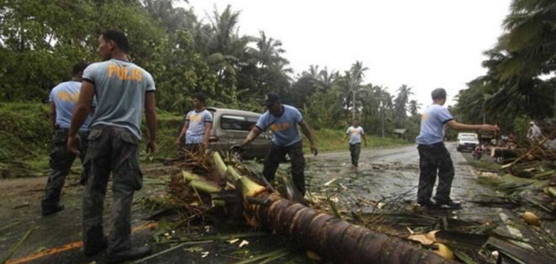 Жертвами сильнейшего тайфуна на Филиппинах стали четыре человека
