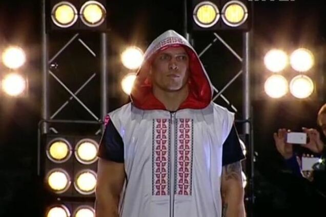 Усик добыл дебютную победу на профессиональном уровне