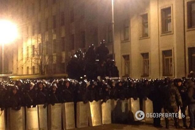 На Банковой митингующие отобрали у 'Беркута' все щиты ограждения