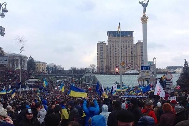 Люди штурмуют Дом профсоюзов, чтобы вывести трансляцию Евромайдана на большой экран