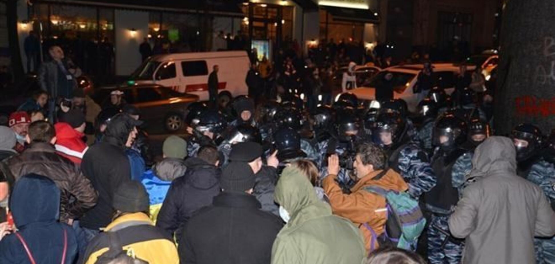 'Беркут' снял оцепление у памятника Ленина