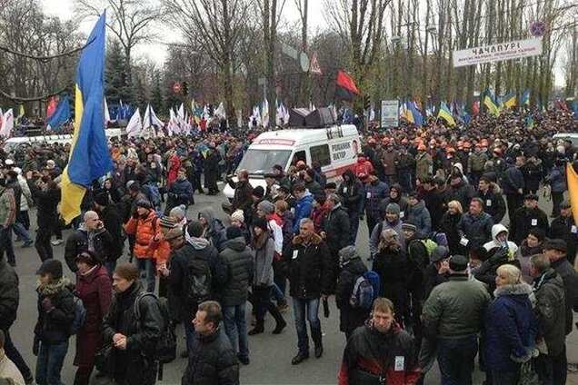 Многотысячная колонна Евромайдановцев пришла на Майдан Незалежности