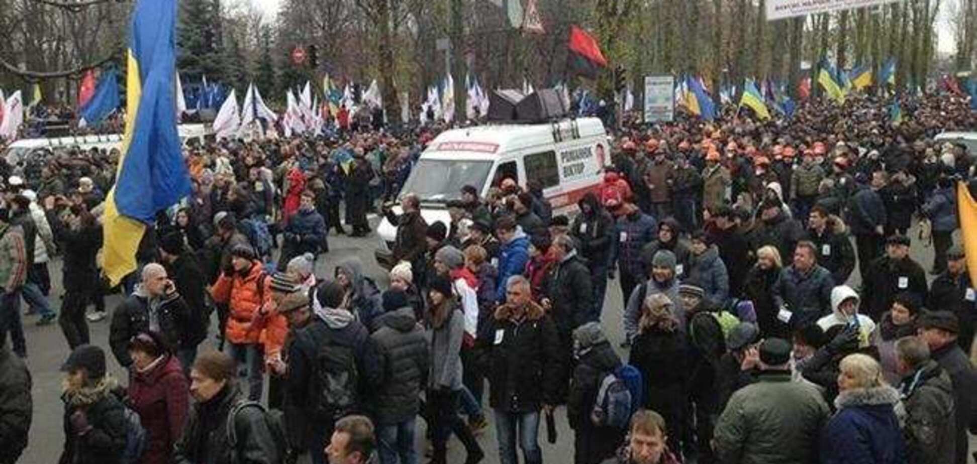 Многотысячная колонна Евромайдановцев пришла на Майдан Незалежности