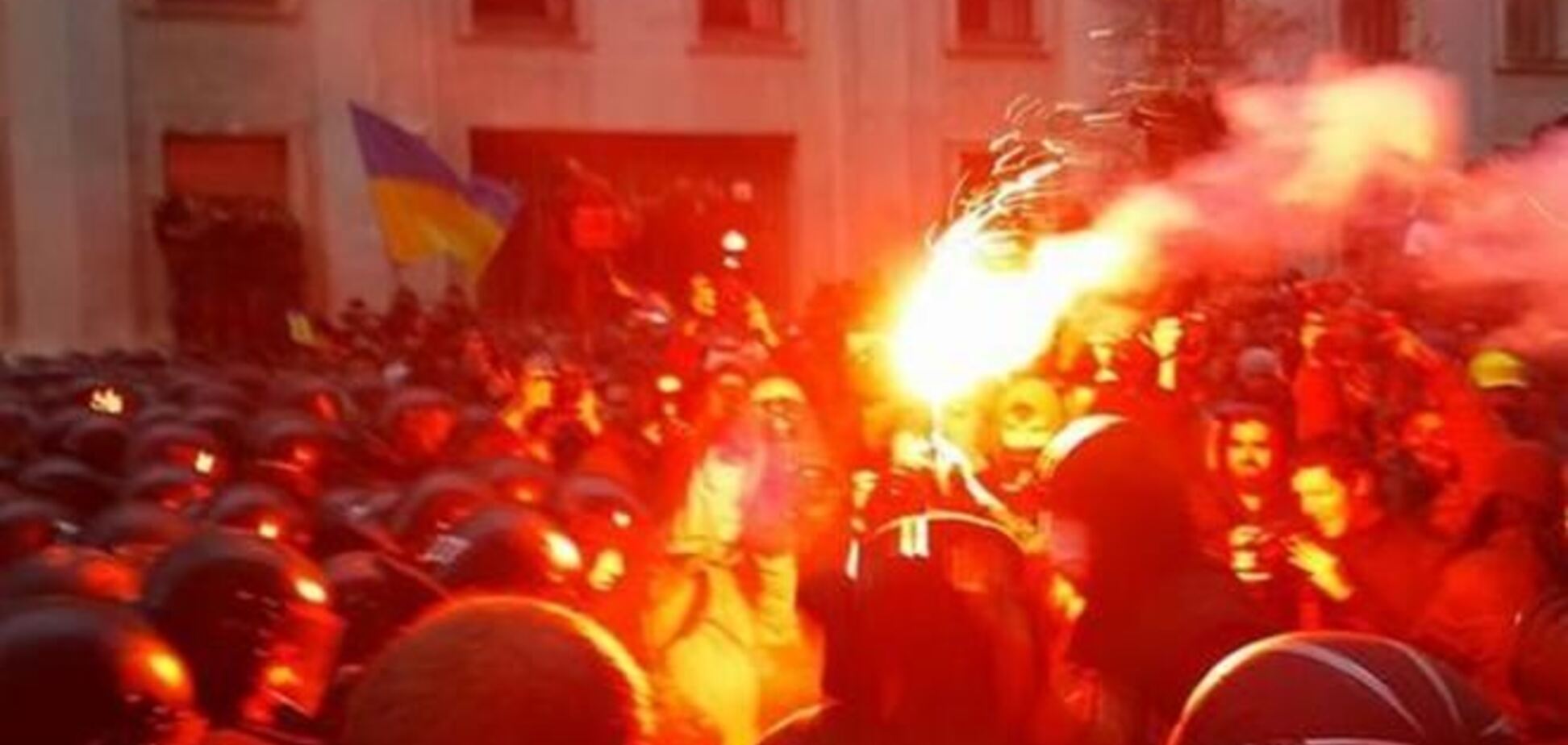 Возле АП пострадали 15 милиционеров - источник