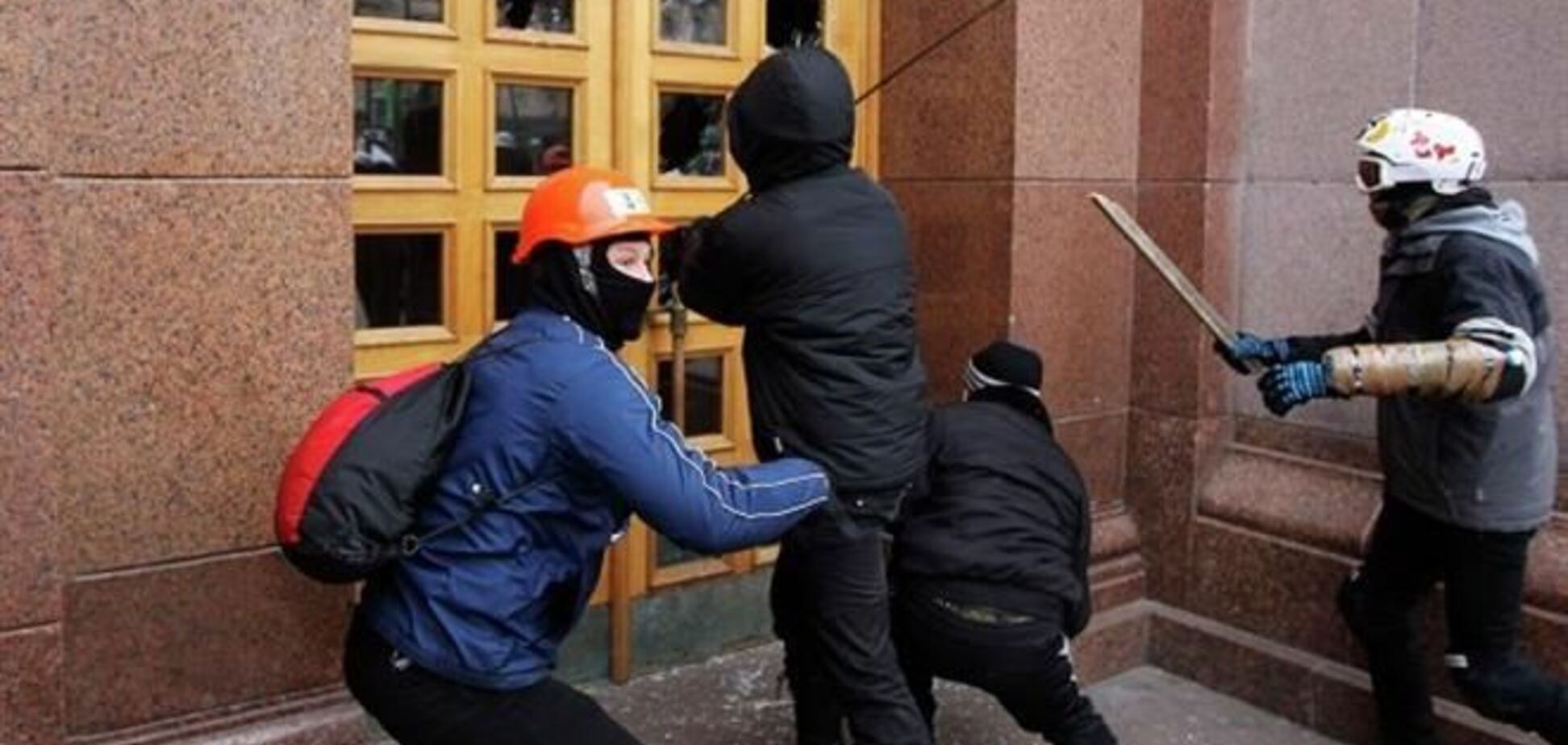 В столичной мэрии расположились около тысячи митингующих