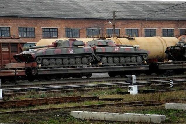 В Киев направляются поезда с тяжелой бронетехникой