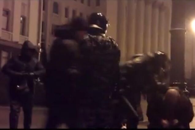 'Беркут' добивал по одному протестующих у АП