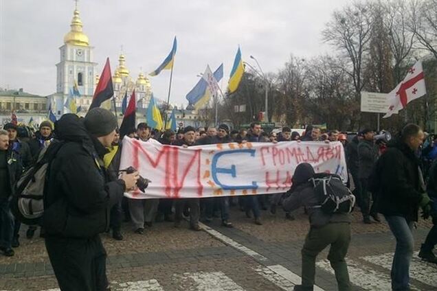 Евромайдан від Михайлівської площі попрямував в парк Шевченка