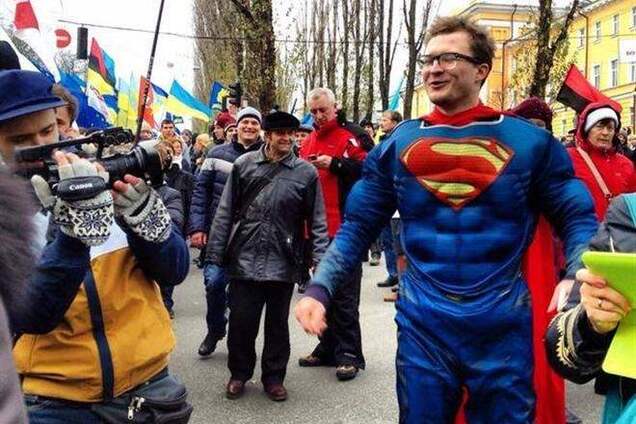 По Майдану ходить 'Супермен' і обіцяє врятувати Україну