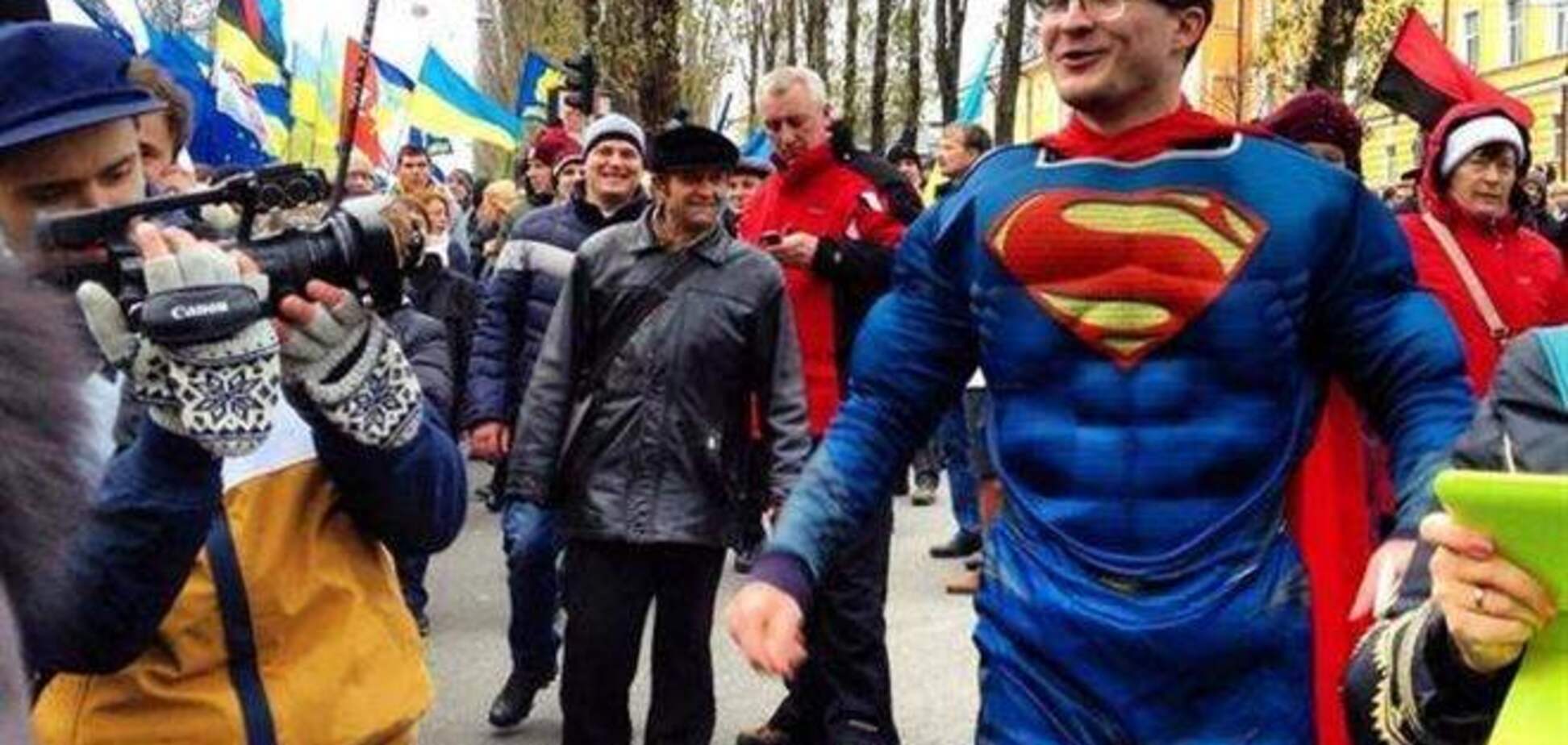 По Майдану ходит 'Супермен'  и обещает спасти Украину