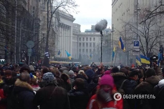 Оппозиция уводит людей с Банковой на Майдан