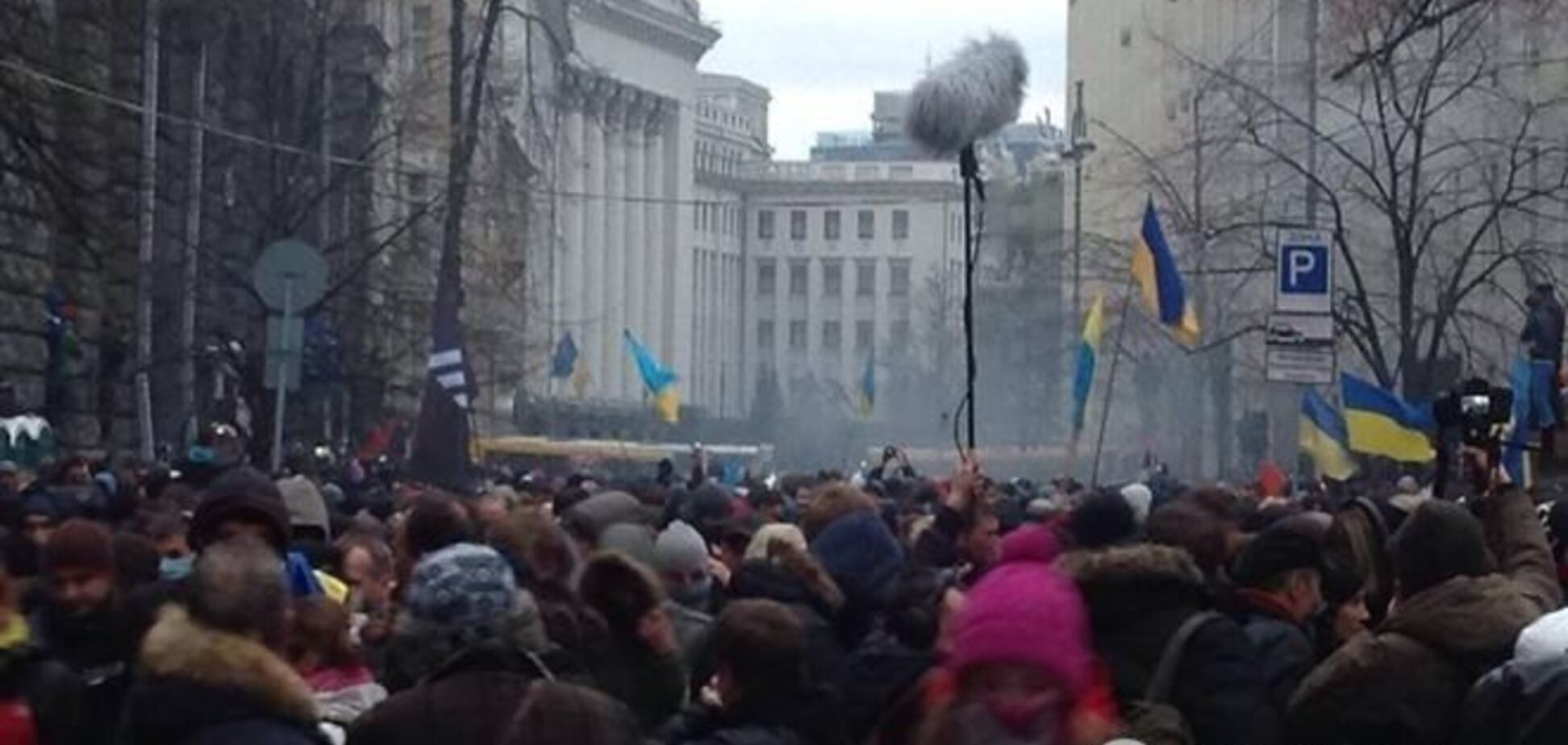 Оппозиция уводит людей с Банковой на Майдан