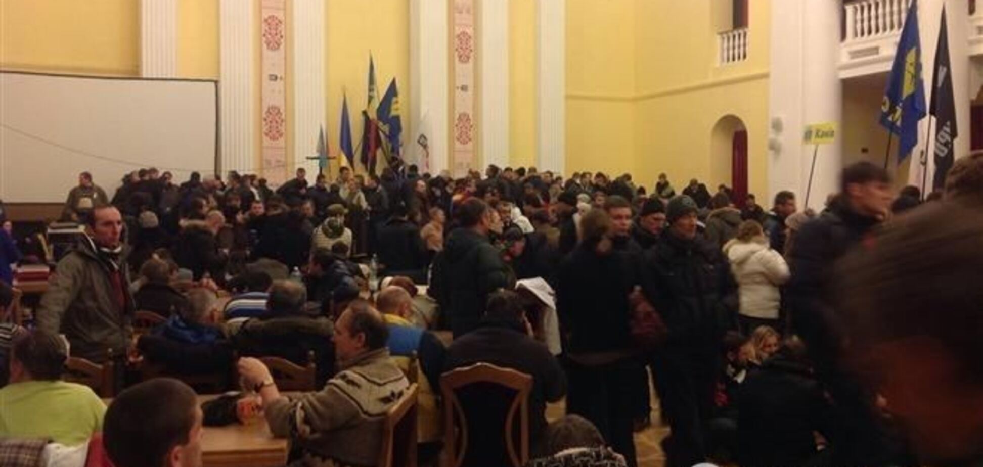 Милиция грозит применить силу, если люди не покинут админздания