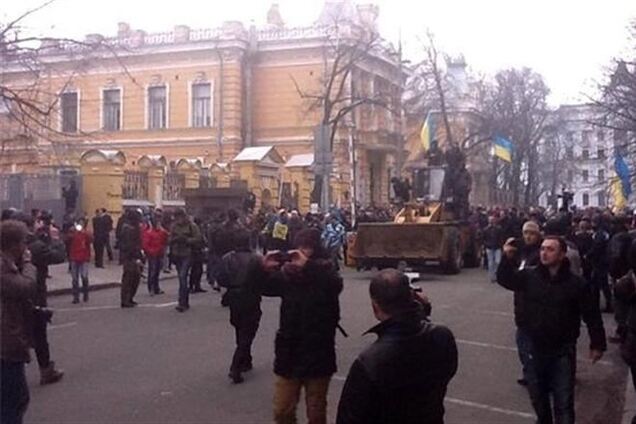 На Банковой митингующие разбирают брусчатку и бросают в 'Беркут'