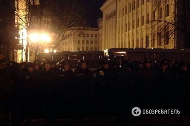 В митингующих на Банковой бросили звуковую гранату