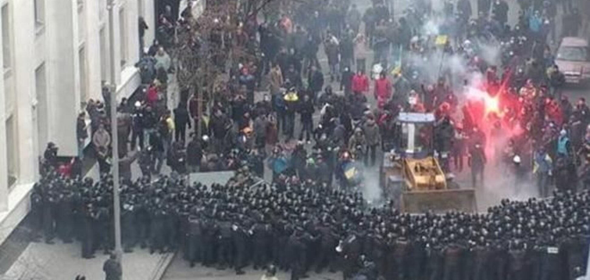 В ходе столкновений возле АП пострадали пять милиционеров - МВД