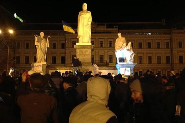 На Михайловской площади в Киеве собираются протестующие