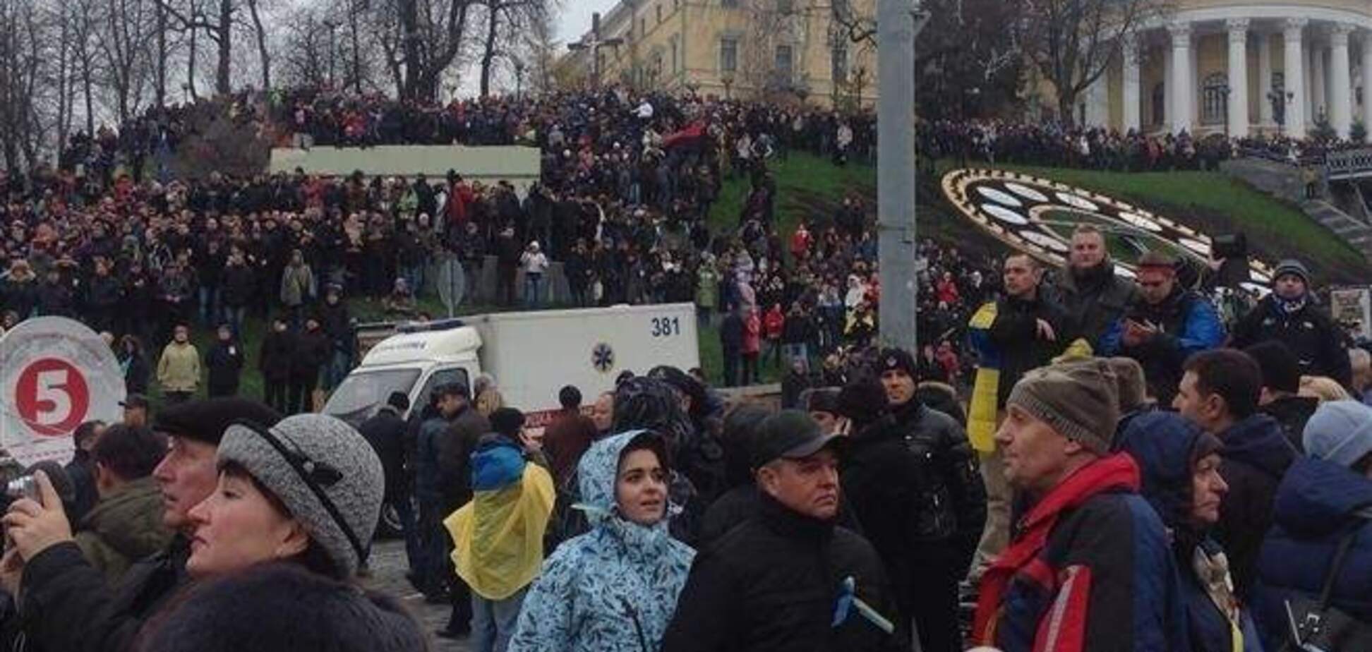 Оппозиция просит госслужащих в Киеве выйти на работу в понедельник