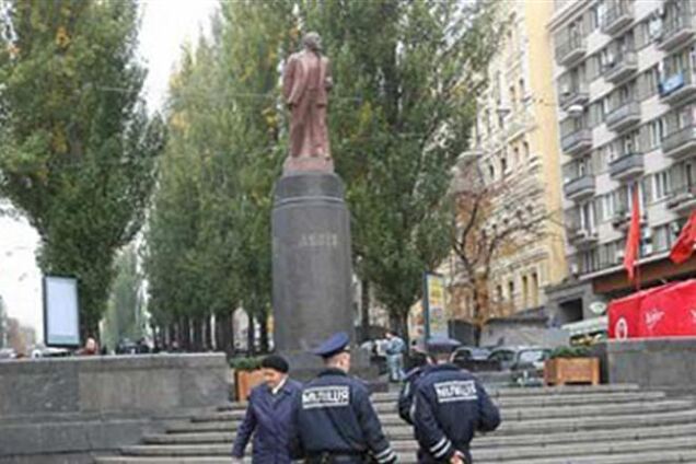 В центре Киева сносят памятник Ленину