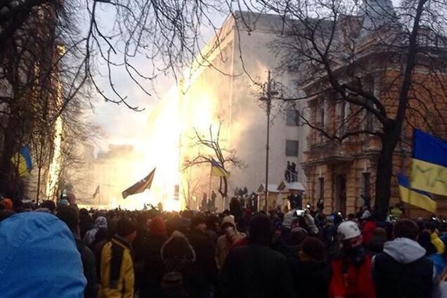 На Банковой внутренние войска бросают в митингующих гранаты