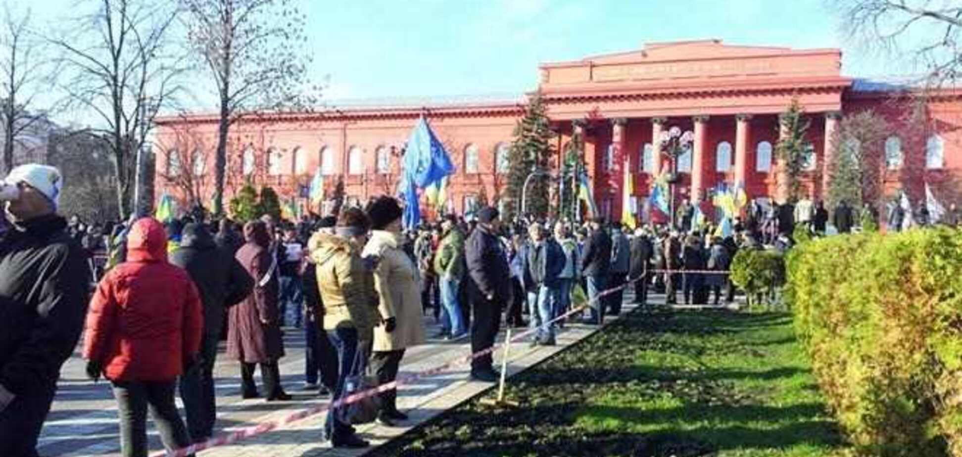 В парке Шевченко на митинг собрались около 10 тыс. человек