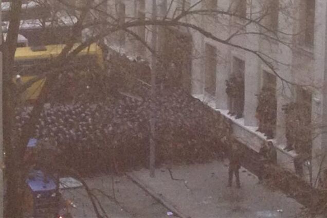 Во время зачистки на Банковой 'Беркут' сломал руку фотографу