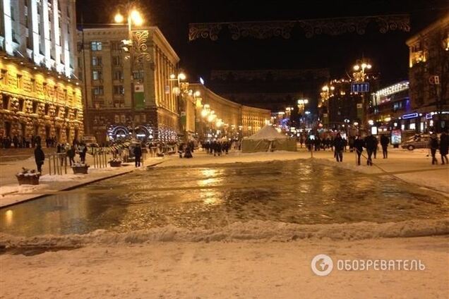 На Крещатике возле здания КГГА заливают каток