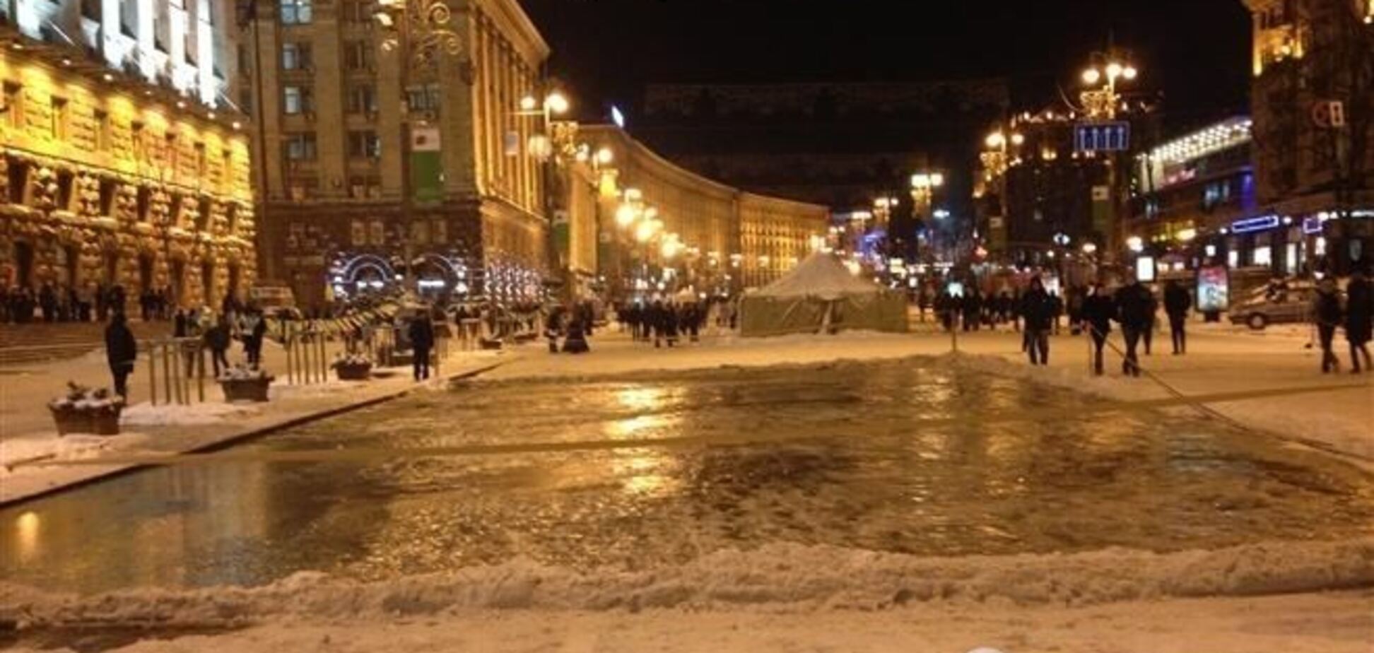 На Крещатике возле здания КГГА заливают каток